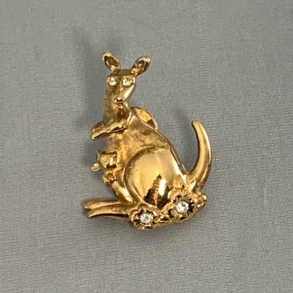 Shiny Gold Kangaroo Brooch - Picture 2 of 4